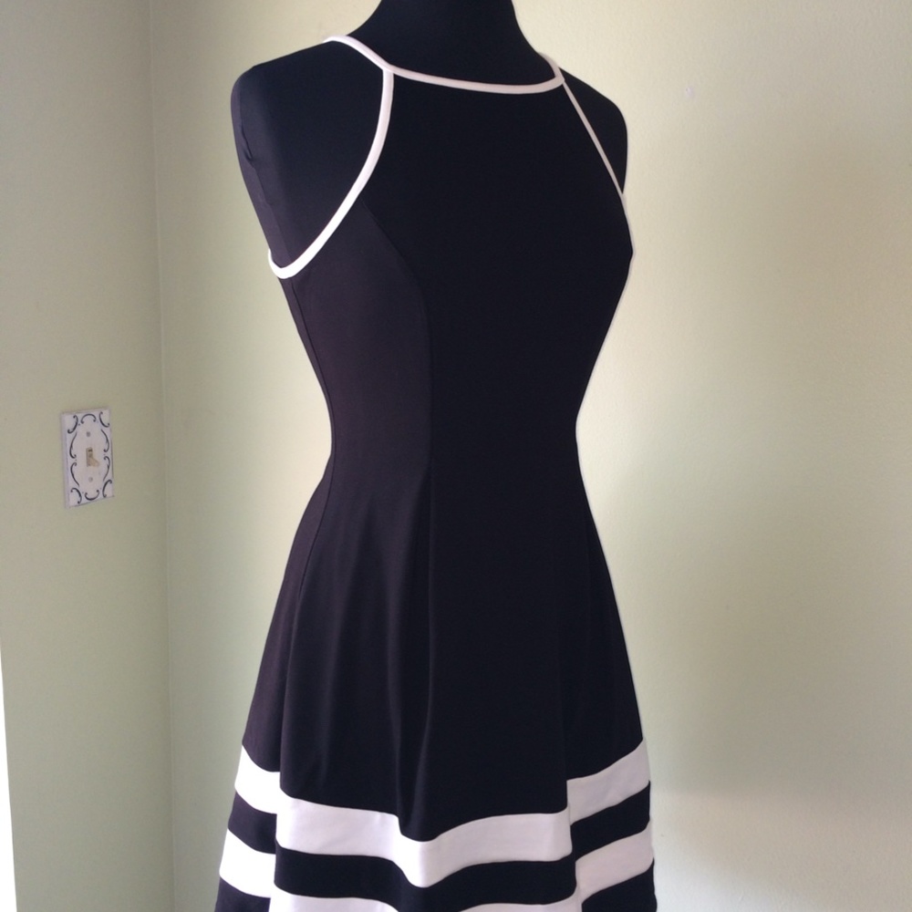 Sleeveless B/W Size M Short Casual Dress